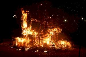 Les falles 2021 ja són història: València viu la seua cremà més diferent - (foto 2)