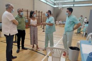 Los concejales de Sanidad y de Deportes visitan el nuevo centro de vacunación en el polideportivo del Toscar - (foto 2)