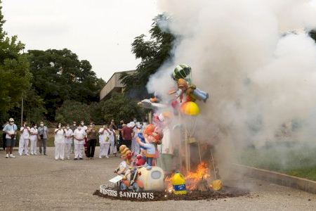 Homenatge faller a sanitaris i residències en diversos municipis de València