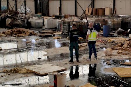 El alcalde anuncia que el Ayuntamiento emprenderá acciones legales contra los responsables de los vertidos hallados en un polígono industrial de Crevillent El alcalde anuncia que el Ayuntamiento emprenderá acciones legales contra los responsables de los vertidos hallados en un polígono industrial de Crevillent