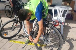 El Ayuntamiento registra gratis las bicicletas para ser localizadas por la Policía Local en caso de robo con el 'Biciregistro' en la Semana de la Movilidad en Alicante