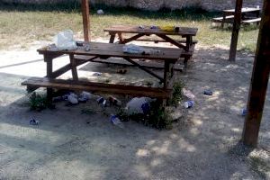 La Policia dissol un macrobotellón en Finca Ferrusa a Petrer - (foto 2) La Policia dissol un macrobotellón en Finca Ferrusa a Petrer - (foto 2)