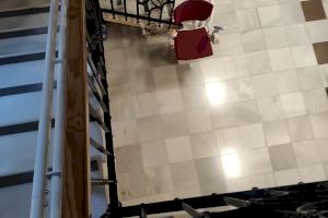 Ribesalbes mejora la accesibilidad del Ayuntamiento con la instalación de una silla salvaescaleras - (foto 3) Ribesalbes mejora la accesibilidad del Ayuntamiento con la instalación de una silla salvaescaleras - (foto 3)