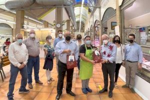 L'Ajuntament d'Alboraia reparteix obsequis per a promocionar el consum en el Mercat Municipal