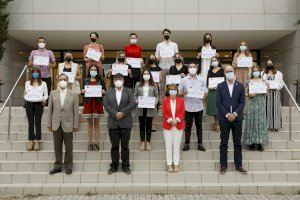 L’UJI lliura els diplomes a l’estudiantat de Màster ELIT per la participació en el projecte internacional Virtual Business Professional L’UJI lliura els diplomes a l’estudiantat de Màster ELIT per la participació en el projecte internacional Virtual Business Professional