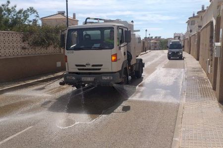 Castalla mejora el servicio de limpieza viaria y lo refuerza con más baldeos en las calles de la localidad