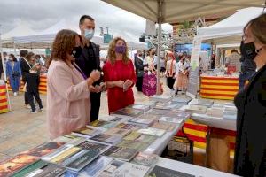 La diputada de Cultura, Ruth Sanz, asiste a la inauguración de la Fira del Llibre de Vinaròs La diputada de Cultura, Ruth Sanz, asiste a la inauguración de la Fira del Llibre de Vinaròs