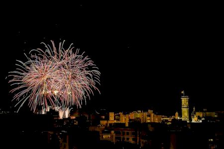 Nit del Foc especial a Borriana: llancen 19 castells de forma simultània Nit del Foc especial a Borriana: llancen 19 castells de forma simultània