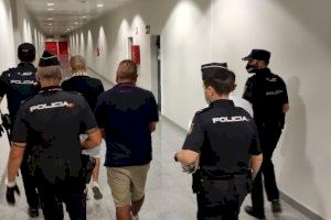 Cae un grupo que usaba pelucas y otros complementos para robar en el Aeropuerto de Alicante-Elche Cae un grupo que usaba pelucas y otros complementos para robar en el Aeropuerto de Alicante-Elche