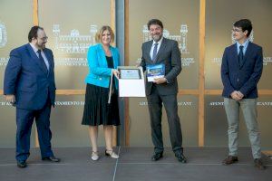 La Fundación para el Avance de la Libertad entrega a Barcala la placa de honor que reconoce a Alicante como la ciudad con mayor libertad económica La Fundación para el Avance de la Libertad entrega a Barcala la placa de honor que reconoce a Alicante como la ciudad con mayor libertad económica