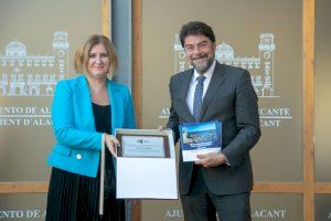 La Fundación para el Avance de la Libertad entrega a Barcala la placa de honor que reconoce a Alicante como la ciudad con mayor libertad económica - (foto 2) La Fundación para el Avance de la Libertad entrega a Barcala la placa de honor que reconoce a Alicante como la ciudad con mayor libertad económica - (foto 2)