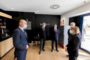 La rectora de la UJI visita el Work Café de Banco Santander en el campus