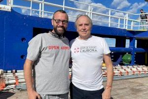 Joan Manuel Serrat visita el Puerto de Burriana durante la presentación del Open Arms Uno