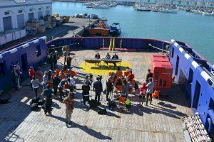 Joan Manuel Serrat visita el Puerto de Burriana durante la presentación del Open Arms Uno - (foto 2)