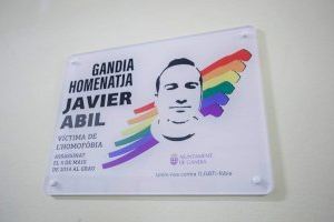 Gandia inaugura una placa en memòria de Javier Abil Orpegui i el reconeix com a víctima de l’homofòbia - (foto 4) Gandia inaugura una placa en memòria de Javier Abil Orpegui i el reconeix com a víctima de l’homofòbia - (foto 4)
