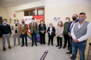 Gandia inaugura una placa en memòria de Javier Abil Orpegui i el reconeix com a víctima de l’homofòbia - (foto 5) Gandia inaugura una placa en memòria de Javier Abil Orpegui i el reconeix com a víctima de l’homofòbia - (foto 5)