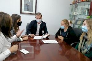 El Ayuntamiento de Peñíscola suscribe un convenio con la Associació de Comerciants para la promoción y dinamización del comercio en la localidad - (foto 2)