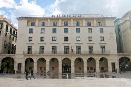 A parer de cinc persones acusades de formar part d'una organització criminal dedicada al cultiu del cànnabis a Aspe