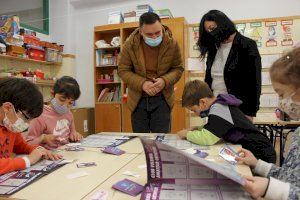 Ontinyent inicia el repartiment als centres educatius de 2.000 exemplars del pioner àlbum de cromos de dones esportistes locals Ontinyent inicia el repartiment als centres educatius de 2.000 exemplars del pioner àlbum de cromos de dones esportistes locals