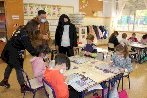 Ontinyent inicia el repartiment als centres educatius de 2.000 exemplars del pioner àlbum de cromos de dones esportistes locals - (foto 2) Ontinyent inicia el repartiment als centres educatius de 2.000 exemplars del pioner àlbum de cromos de dones esportistes locals - (foto 2)