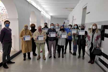 El Ayuntamiento de Burriana entrega los diplomas a los 11 alumnos del Taller de alfabetización digital El Ayuntamiento de Burriana entrega los diplomas a los 11 alumnos del Taller de alfabetización digital