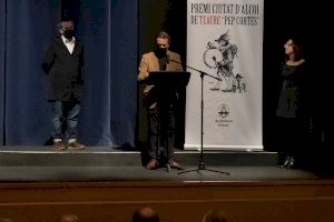 Sebastià Carratalà guanya l'II Premi de Novel·la‘Isabel-Clara Simó’ i David Sánchez Pacheco el XLVII Premi de Teatre ‘Pep Cortés’ - (foto 2) Sebastià Carratalà guanya l'II Premi de Novel·la‘Isabel-Clara Simó’ i David Sánchez Pacheco el XLVII Premi de Teatre ‘Pep Cortés’ - (foto 2)