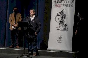 Sebastià Carratalà guanya l'II Premi de Novel·la‘Isabel-Clara Simó’ i David Sánchez Pacheco el XLVII Premi de Teatre ‘Pep Cortés’ - (foto 4) Sebastià Carratalà guanya l'II Premi de Novel·la‘Isabel-Clara Simó’ i David Sánchez Pacheco el XLVII Premi de Teatre ‘Pep Cortés’ - (foto 4)