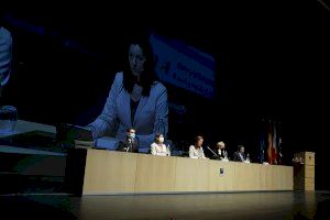 La UJI celebra los actos de graduación de más de 305 alumnos de la Facultad de Ciencias Humanas y Sociales del curso 2019-2020 - (foto 3) La UJI celebra los actos de graduación de más de 305 alumnos de la Facultad de Ciencias Humanas y Sociales del curso 2019-2020 - (foto 3)