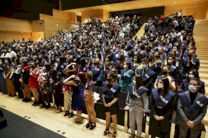 La UJI celebra los actos de graduación de más de 305 alumnos de la Facultad de Ciencias Humanas y Sociales del curso 2019-2020 - (foto 5) La UJI celebra los actos de graduación de más de 305 alumnos de la Facultad de Ciencias Humanas y Sociales del curso 2019-2020 - (foto 5)