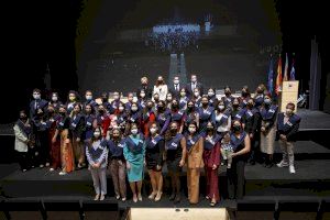 La UJI celebra los actos de graduación de más de 305 alumnos de la Facultad de Ciencias Humanas y Sociales del curso 2019-2020 - (foto 6) La UJI celebra los actos de graduación de más de 305 alumnos de la Facultad de Ciencias Humanas y Sociales del curso 2019-2020 - (foto 6)