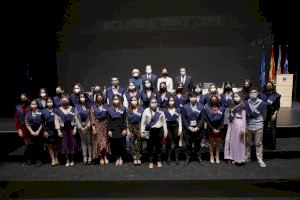 La UJI celebra los actos de graduación de más de 305 alumnos de la Facultad de Ciencias Humanas y Sociales del curso 2019-2020 - (foto 12) La UJI celebra los actos de graduación de más de 305 alumnos de la Facultad de Ciencias Humanas y Sociales del curso 2019-2020 - (foto 12)