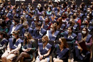 La UJI celebra los actos de graduación de más de 305 alumnos de la Facultad de Ciencias Humanas y Sociales del curso 2019-2020 - (foto 16) La UJI celebra los actos de graduación de más de 305 alumnos de la Facultad de Ciencias Humanas y Sociales del curso 2019-2020 - (foto 16)