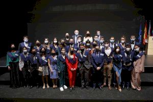 La UJI celebra los actos de graduación de más de 305 alumnos de la Facultad de Ciencias Humanas y Sociales del curso 2019-2020 - (foto 19) La UJI celebra los actos de graduación de más de 305 alumnos de la Facultad de Ciencias Humanas y Sociales del curso 2019-2020 - (foto 19)
