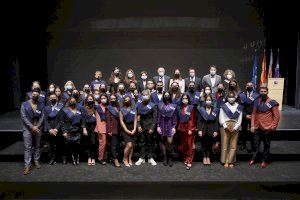 La UJI celebra los actos de graduación de más de 305 alumnos de la Facultad de Ciencias Humanas y Sociales del curso 2019-2020 - (foto 21) La UJI celebra los actos de graduación de más de 305 alumnos de la Facultad de Ciencias Humanas y Sociales del curso 2019-2020 - (foto 21)