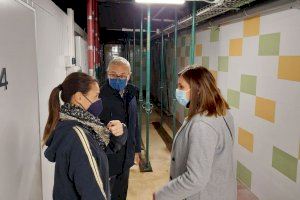 La portavoz del Grupo Popular, María José Catalá, y el concejal Santiago Ballester han visitado esta mañana el Mercado de Rojas Clemente