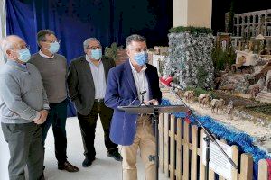 Manuel Pineda, junto al Belén municipal, acompañado del concejal de Cultura, Pedro Maciá; Pep Francés y Paco Velasco