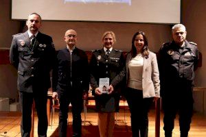 La Inspectora de Policia Nacional, Beatriz Castaño, presenta al Castell d’Alaquàs el seu llibre 'Historia de una mujer cualquiera: Susana'