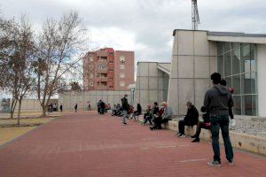 Imagen de archivo de una cola para hacerse PCRs en Torrevieja