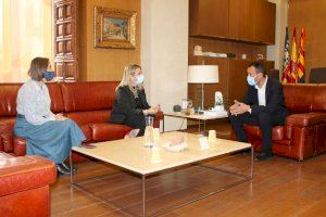 El alcalde y la edil de Educación reciben a María Dolores Legidos, candidata al Premio Educa Abanca al mejor docente de España