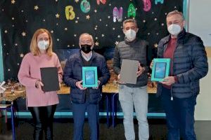 El Ayuntamiento de Tous entrega 20 tabletas digitales para modernizar la educación en el colegio