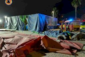El vent vola un castell inflable amb diversos xiquets a Mislata