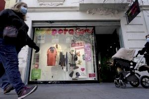 Los comercios valencianos prevén más compras presenciales y más ganancias estas rebajas