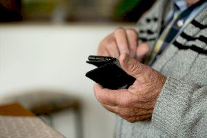 Valencia impulsa un servicio para ayudar a las personas mayores a realizar instancias digitales