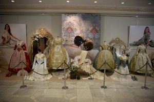 Las Reinas Falleras 2022 de Burriana desvelan los detalles de sus vestidos en la inauguración del 'manifest'