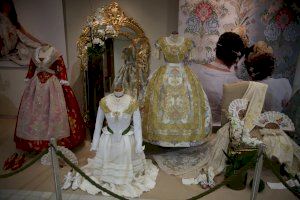 Las Reinas Falleras 2022 de Burriana desvelan los detalles de sus vestidos en la inauguración del 'manifest' - (foto 2)