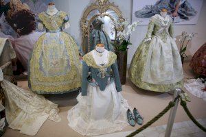 Las Reinas Falleras 2022 de Burriana desvelan los detalles de sus vestidos en la inauguración del 'manifest' - (foto 4)