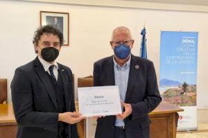 Colomer entrega el distintivo acreditativo de Municipio Turístico al Ayuntamiento de Dénia Colomer entrega el distintivo acreditativo de Municipio Turístico al Ayuntamiento de Dénia