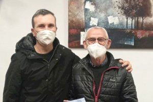 El poeta Diego López Estrems dona su última obra a la Biblioteca Pública Municipal de Alboraya