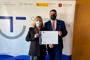 Calp recibe el certificado SICTED que reconoce el esfuerzo de los servicios turísticos municipales Calp recibe el certificado SICTED que reconoce el esfuerzo de los servicios turísticos municipales