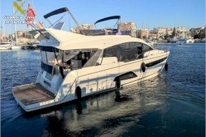 Intercepten un iot de luxe a Pilar de la Horadada que transportava més de 800 quilos d'haixix